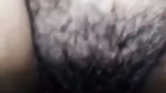 年轻夫妇第一次在摄像...