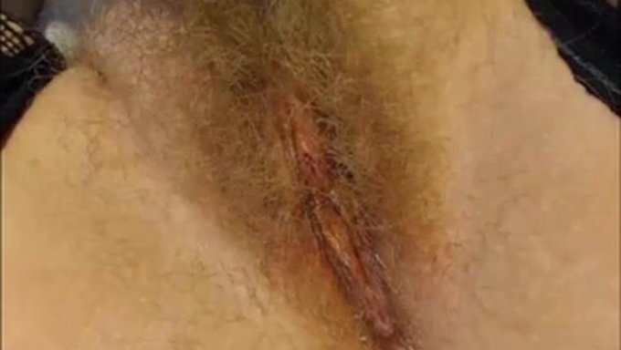业余金发网络摄像头模特近距离展示她的毛茸茸的阴部