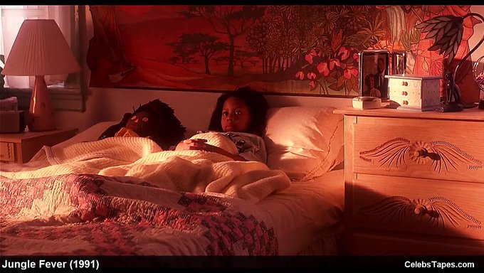 Annabella Sciorra和lonette Mckee在复古电影中的裸体和情色场景中