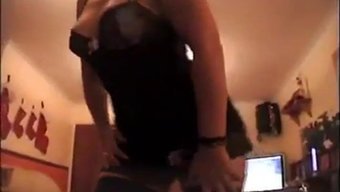 迷人的老女人脱衣服,...
