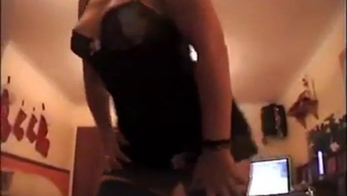 迷人的老女人脱衣服,在摄像机前展示她的曲线后端