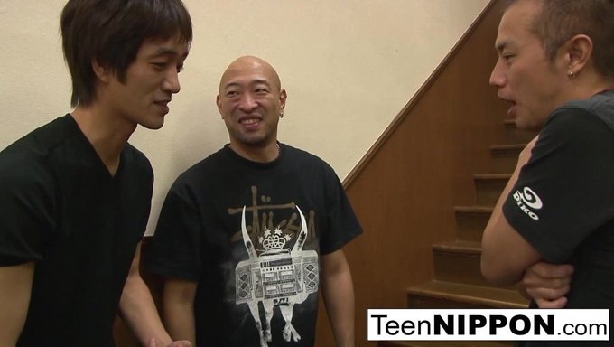 淫荡的少女在充满男人的房间里被操