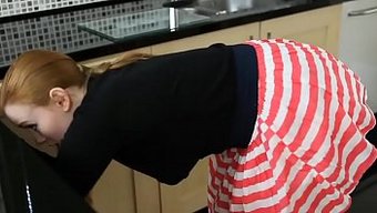 厨房偷窥者在羽绒服动...