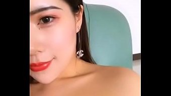 视频捕捉到女孩的性经历