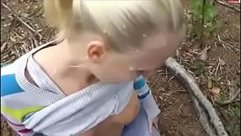少女深喉后接受面部射精