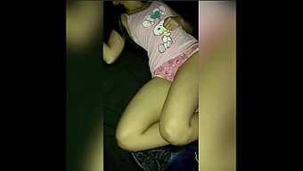 年轻女孩在自制视频中...