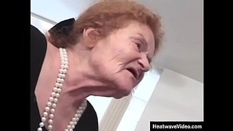 坐在轮椅上的gran...