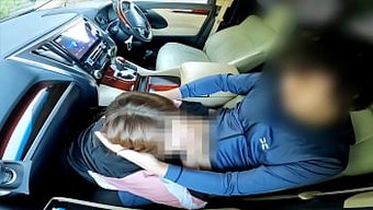 业余妻子在健身房和车...