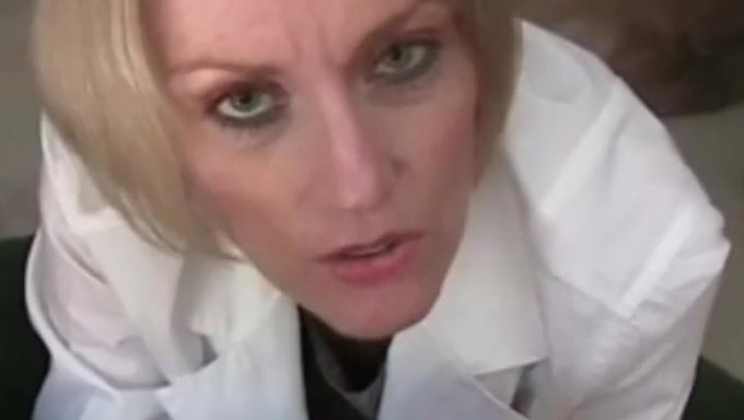 这个自制视频展示了一个业余金发女人在医疗幻想场景中扮演医生的角色