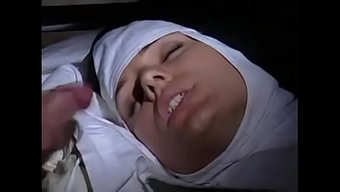 大屌修女们唱歌并祈祷...