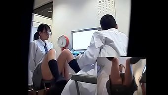 日本女学生在一场火辣...
