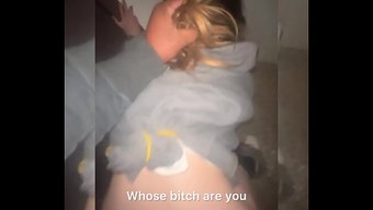女孩和男友一起来到浴...