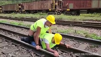 伙计们在午饭时操了,...