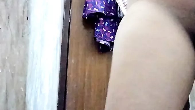 成熟的印度学生在淋浴间自慰