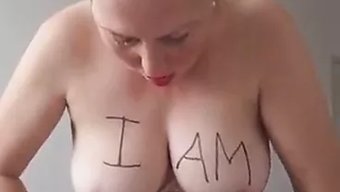 丰满的熟女屈服于羞辱