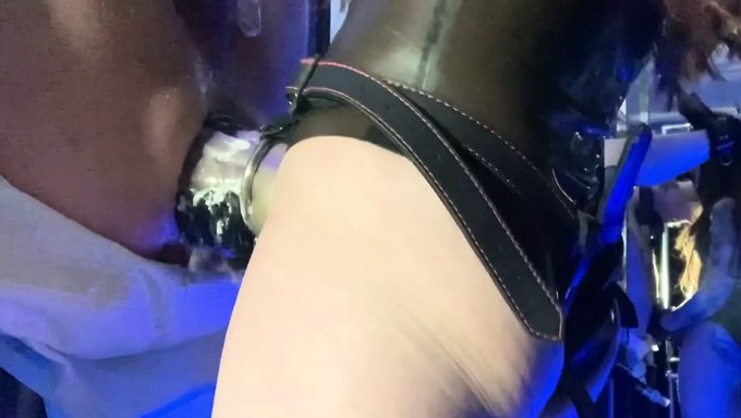 Bdsm爱好者享受激烈的拳交和阴茎游戏
