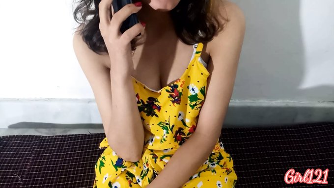 与一个兴奋的女友从后面激烈的动作