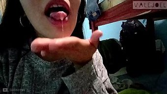 拉丁裔少女给出完美的...