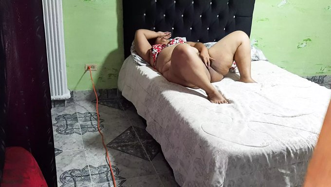 成熟的哥伦比亚继母在自制视频中自慰