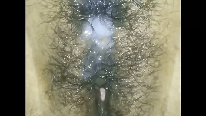 成熟的阿拉伯女人从继兄那里得到了粗暴的对待