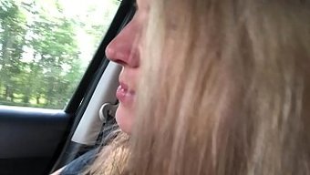 瘦弱的金发女郎在假期里被操