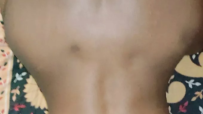 出轨的印度少女在旅馆房间里和她的男友调皮