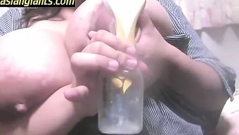胸部丰满的亚洲女孩自慰