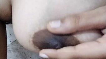 成熟少女在浴室自慰