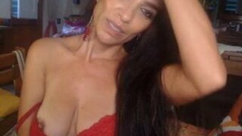 成熟的女人,乳头挺翘,自慰