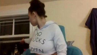 丰满的黑人美女在网络...