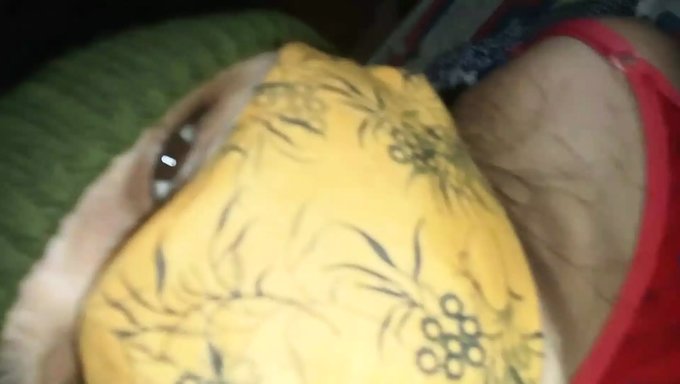 印度少女与成熟伴侣痛苦的肛交