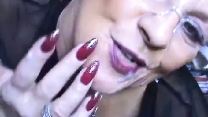 中年金发女郎口交后接受面部射精