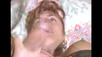 英国美女穿着黑色内衣...