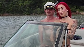 新拉丁美女在海上接受大鸡巴