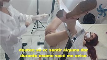 医学专家进行亲密检查...