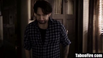 年轻的继女被继父和医...
