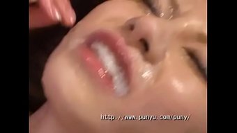 那个家伙直接在女孩的...