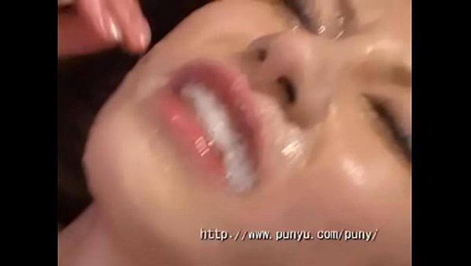 那个家伙直接在女孩的脸上射了精,太神奇了!