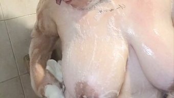 天然大胸部少女在淋浴间自慰