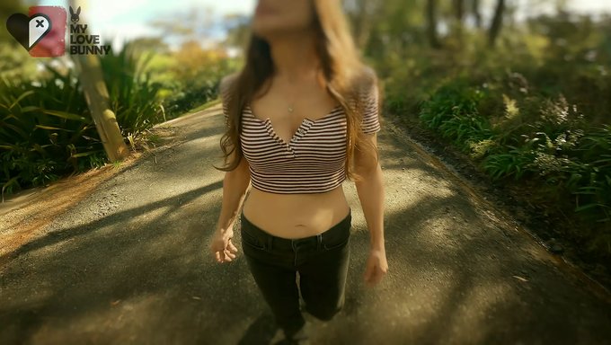 观看贝拉可爱的澳大利亚口音在这个业余撒尿视频中