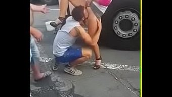 男人在公共场合对女人...