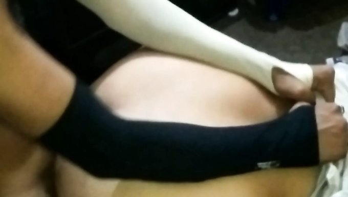 印度熟女anita在各种姿势中被操