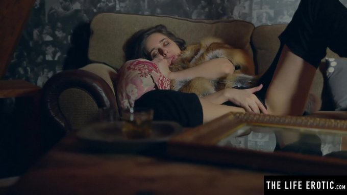 看一个拥有大自然乳房的惊人熟女穿着内衣自慰
