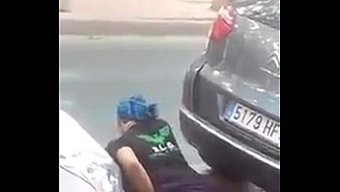 妓女在开放的道路上亲密接触