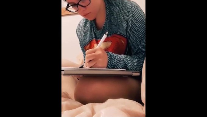 年轻女子与有天赋的伴侣的第一次肛交的真实经历