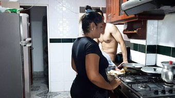 妈妈和继女在厨房里分...
