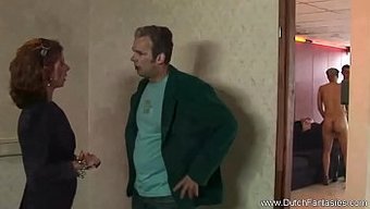 看一个金发美女口交和性交。