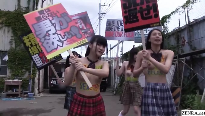 日本女学生在即将到来的时代用英语字幕展示力量