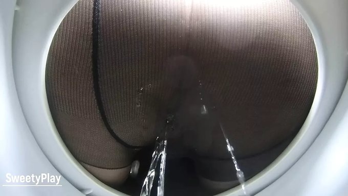 业余情侣享受尿液游戏的家庭自制视频