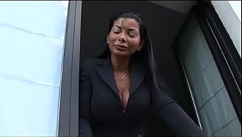 成熟的女人沉迷于与年...